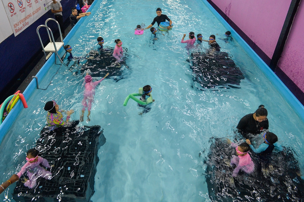 Children participate in the free swimming class provided by the Youth and Sports Ministry in Petaling Jaya May 21, 2023. — Picture by Miera Zulyana