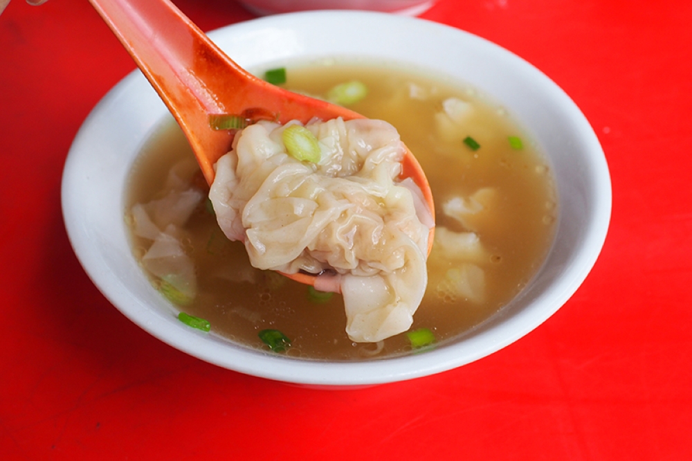 The ‘wantans’ are delicious with silky skins and minced pork filling served with a homestyle chicken broth.