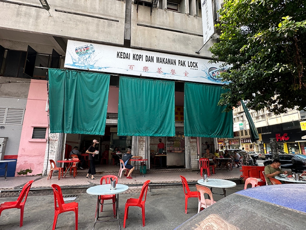 As the shop is a corner lot, there's ample space at the sidewalk for tables and chairs to dine ‘al fresco’.