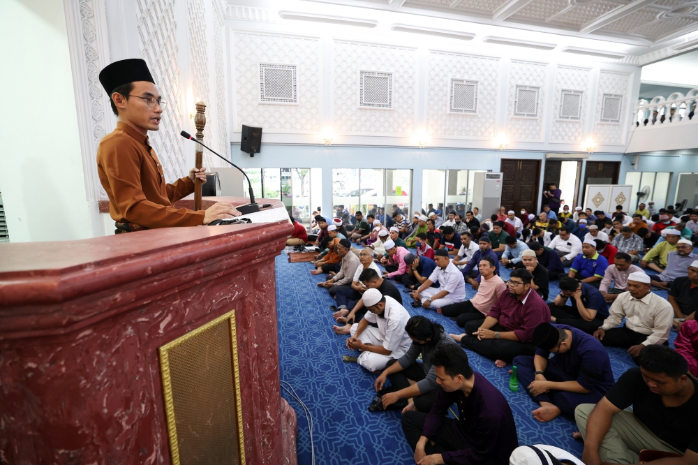 Perak Radio Television Malaysia (RTM) programme producer Muhamad Fahmi Mohd Nor delivers Friday’s sermon at the Muhibbuddin Shah Mosque in Ipoh May 26, 2023. — Bernama pic