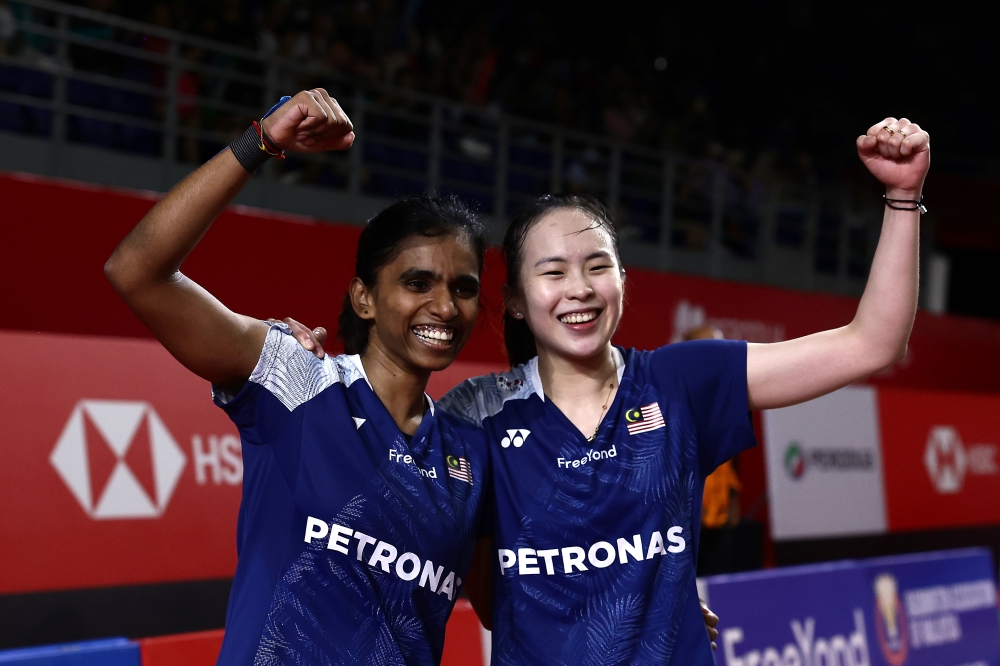 Top national women’s doubles pair Pearly Tan-M. Thinaah stunned fourth seeds Yuki Fukushima-Sayaka Hirota 13-21, 21-19, 21-16 to check into the semi-finals of the Malaysia Masters 2023. — Bernama pic