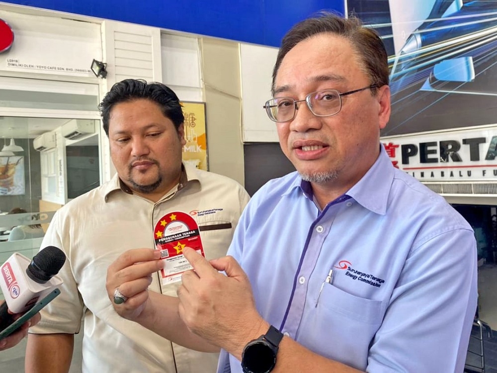 EC Director of Enforcement and Operations Md Zakuan Ibrahim shows the energy saving and safety label during the operation May 26, 2023. — Borneo Post pic