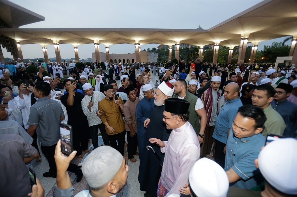 PUTRAJAYA 26/05/2023 Prime Minister Datuk Seri Anwar Ibrahim arrives for the Madani event at Putra Mosque, Putrajaya May 26, 2023. — Picture by Sayuti Zainudin