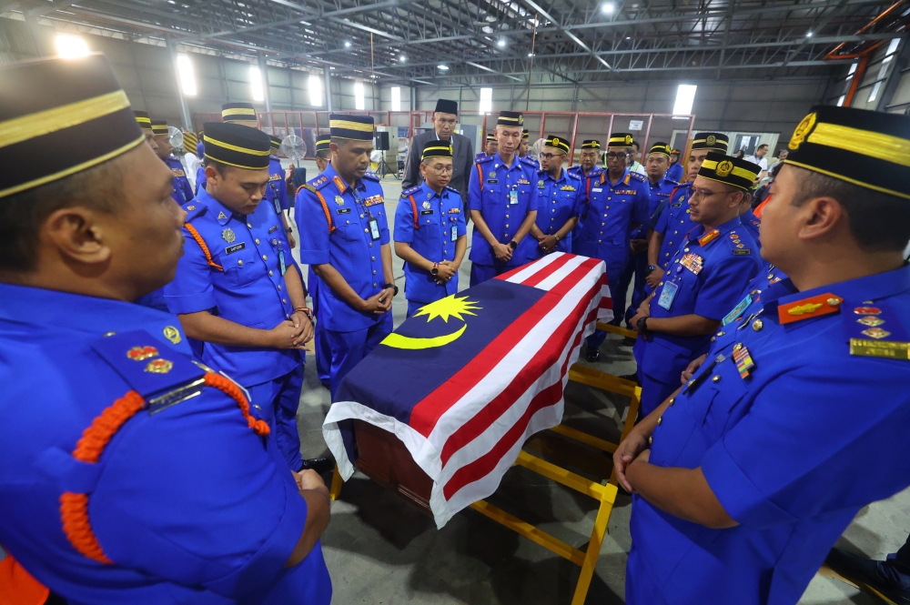 More than 70 APM personnel paid their last respects to the deceased at the KLIA Cargo Complex, followed by the Yasin recital and tahlil led by Assoc Lt (PA) Miszlee Samais. ― Bernama pic