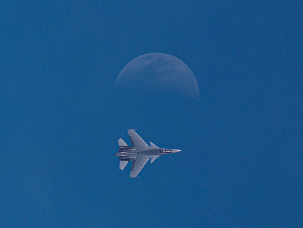 Royal Malaysian Airforce Su-30MKM (Sukhoi) pilot Lt Col Mohd Norazan Othman is seen during an air show at the Langkawi International Maritime and Aerospace Exhibition (Lima'23) in Langkawi May 23, 2023. — Bernama pic