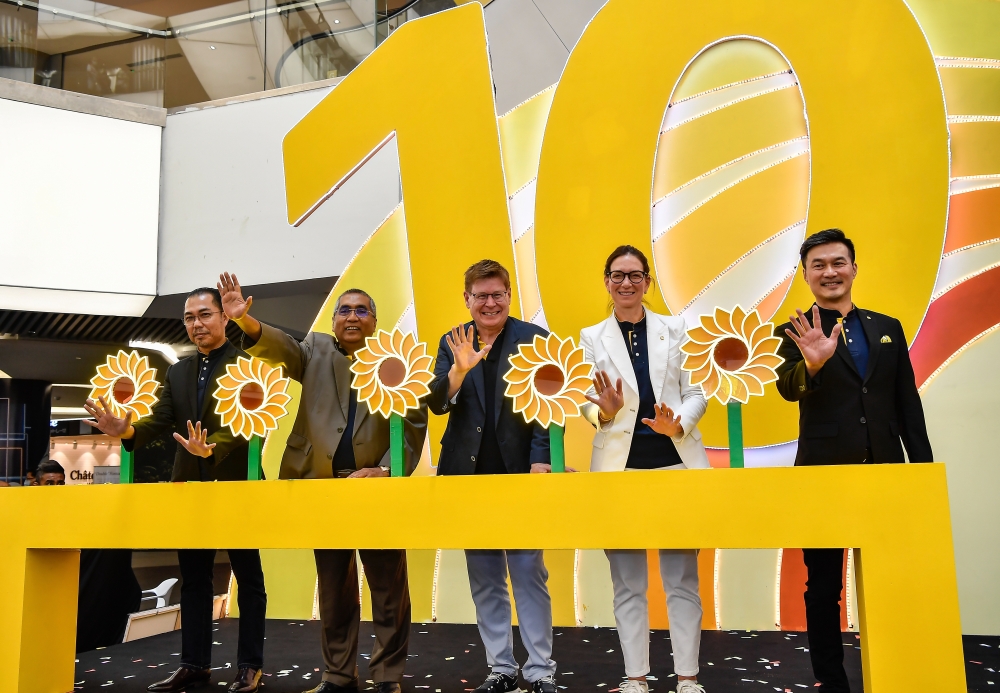 Sun Life president and CEO Kevin Strain (centre) poses for the picture together with  Sun Life Asia president Ingrid Johnson (2nd right) and Sun Life Malaysia CEO Raymond Lew (right) during the Launch Sun Life Malaysia 10 Years Anniversary Signature in Kuala Lumpur May 27, 2023. Also present are Sun Life Malaysia chairman Datuk Noorazman Abd Aziz (2nd left) and Sun Life Takaful Berhad CEO Jeffry Azmi Mohd Shah (left). — Bernama pic