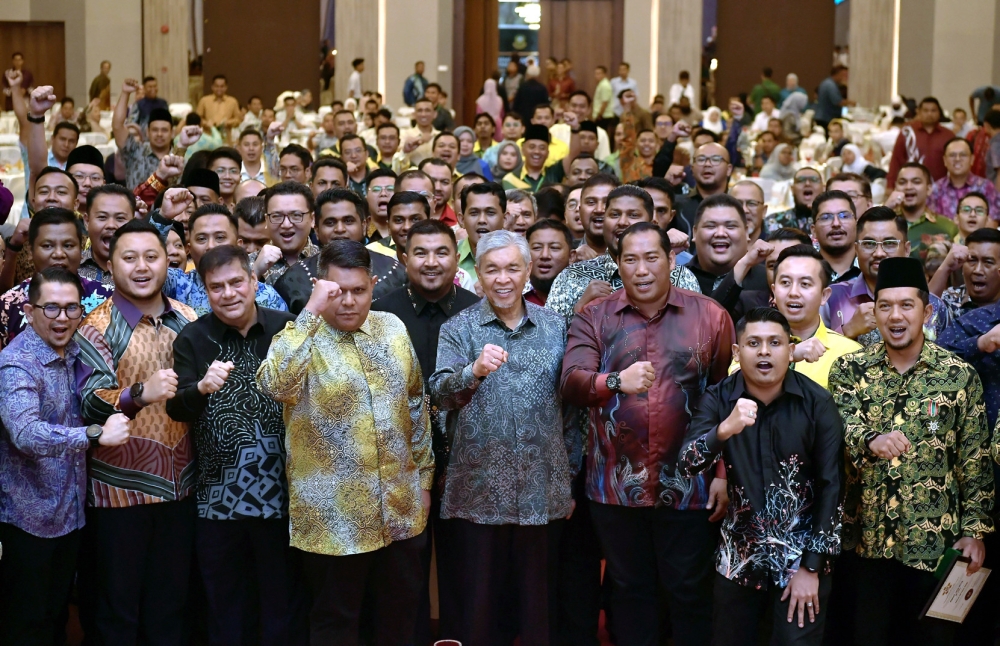 Deputy Prime Minister Datuk Seri Ahmad Zahid Hamidi (centre) at the 42nd and 43rd Annual General Assemblies of the 4B Malaysia Youth Movement in Kuala Langat May 27, 2023. — Bernama pic