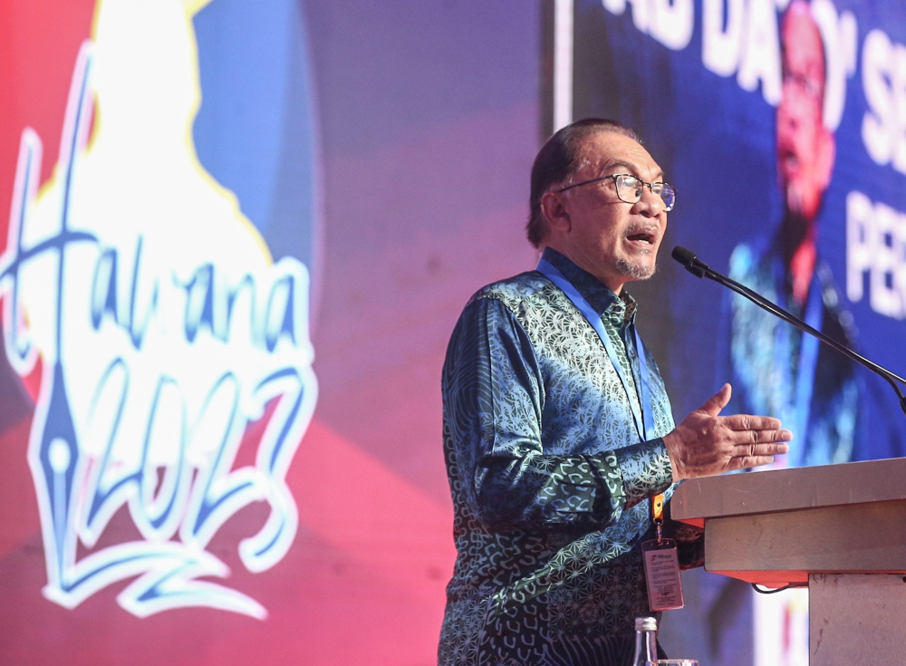Prime Minister Datuk Seri Anwar Ibrahim delivers his speech at the National Journalists’ Day (Hawana) 2023 summit at the Casuarina Convention Centre in Ipoh May 28, 2023. — Picture by Farhan Najib