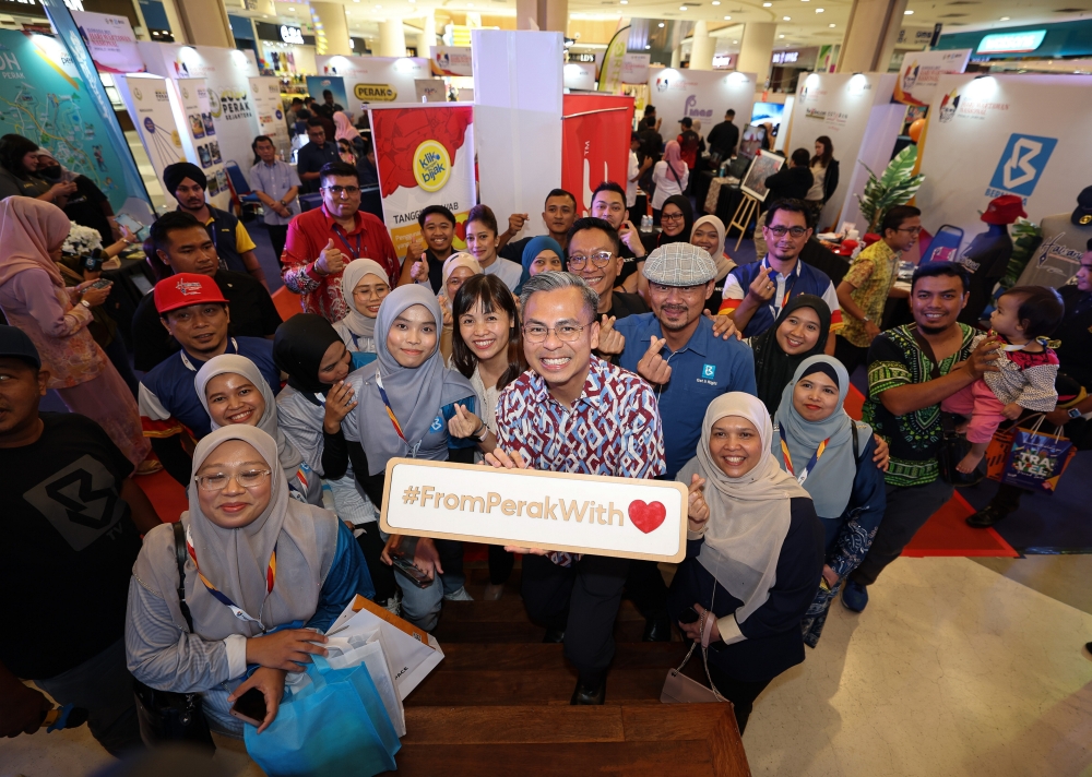 Communications and Digital Minister Fahmi Fadzil and Deputy Minister Teo Nie Ching pose for a picture with visitors at the Mini Carnival exhibition held in conjunction with National Journalists’ Day (Hawana) 2023 at Mydin Meru in Ipoh May 28, 2023. — Bernama pic