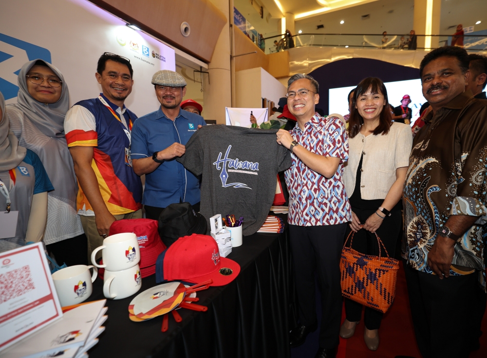 Communications and Digital Minister Fahmi Fadzil (3rd right) receives a souvenir from Bernama chief executive officer Roslan Ariffin (3rd left) at the Mini Carnival exhibition held in conjunction with National Journalists’ Day (Hawana) 2023 at Mydin Meru in Ipoh May 28, 2023. — Bernama pic