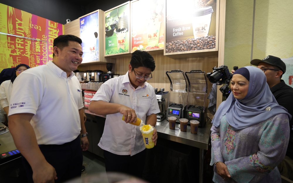 Entrepreneur and Cooperatives Development Minister Datuk Ewon Benedick (2nd left) and Pernas chairman Datuk Hazimah Zainuddin (right) are seen at the rebranding of the local ice-blended drinks franchise Mok Corner at Megalong Mall, Penampang, Kota Kinabalu May 28, 2023. — Bernama pic