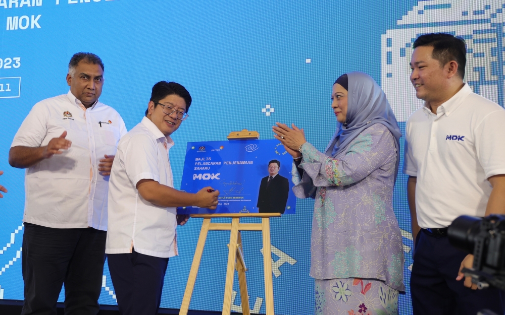Entrepreneur and Cooperatives Development Minister Datuk Ewon Benedick (2nd left) and Pernas chairman Datuk Hazimah Zainuddin (2nd right) are seen at the rebranding of the local ice-blended drinks franchise Mok Corner at Megalong Mall, Penampang, Kota Kinabalu May 28, 2023. — Bernama pic