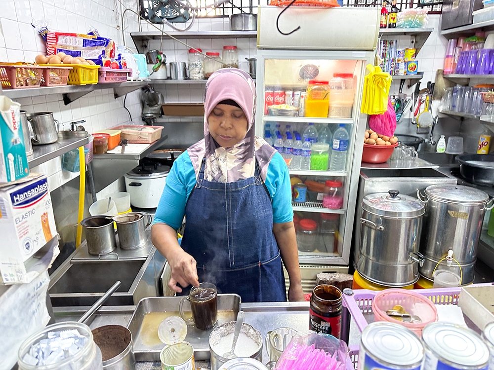 Kak Ida is the person behind Jaleel's where she prepares the drinks and ‘nasi lemak’