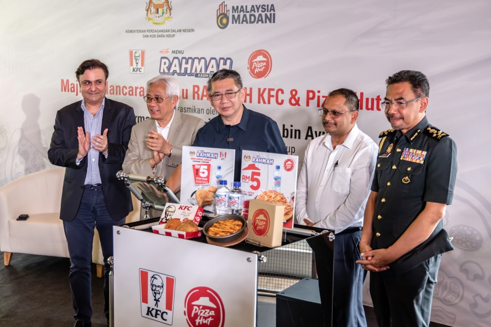 Domestic Trade and Cost of Living Minister Datuk Seri Salahuddin Ayub (centre) is seen during launch Menu Rahmah for KFC and Pizza Hut Malaysia at Wangsa Maju, Kuala Lumpur May 29, 2023. — Picture by Firdaus Latif