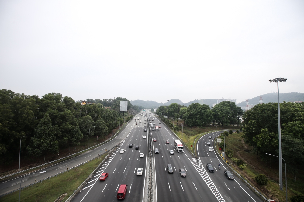 A general view of traffic at NKVE highway ahead of Hari Raya Adilfitri April 20, 2023. The Transport Ministry said that the licences of two bus express operators that were involved in accidents on May 12 and 13 have been suspended effective June 12. — Picture by Ahmad Zamzahuri