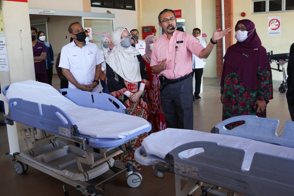 Health Minister Dr Zaliha Mustafa (2nd left) listens to a briefing from the Head of Emergency and Trauma Department Dr Badli Sham Baharun (2nd right) during a working visit to Tengku Ampuan Afzan Hospital in Kuantan May 29, 2023. — Bernama pic