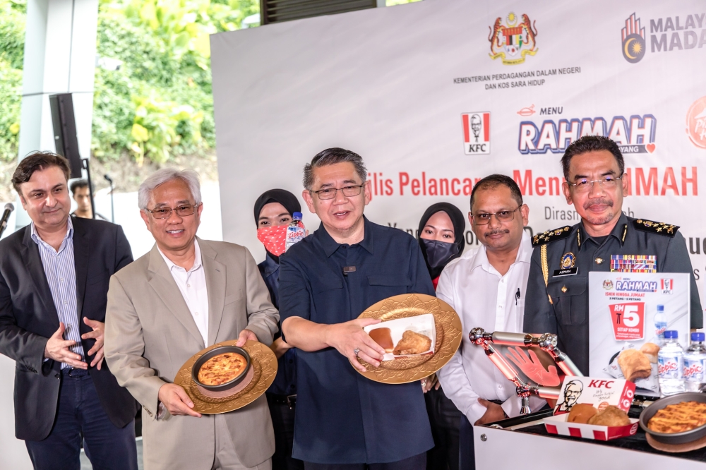 Domestic Trade and Cost of Living Minister Datuk Seri Salahuddin Ayub (centre) is seen during launch Menu Rahmah for KFC and Pizza Hut Malaysia at Wangsa Maju, Kuala Lumpur May 29, 2023. — Picture by Firdaus Latif