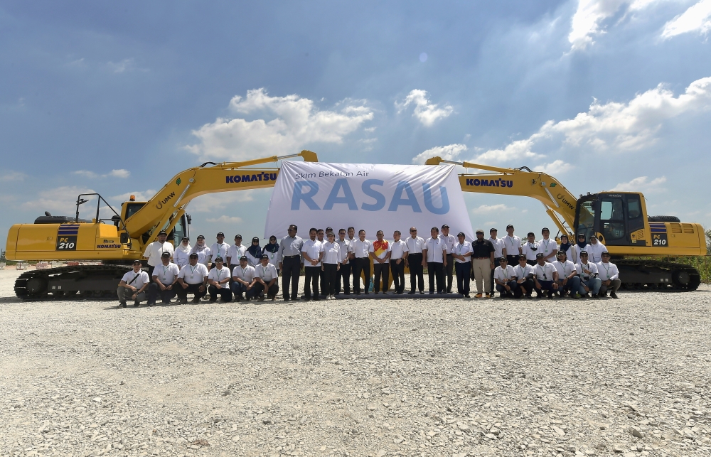 Natural Resources, Environment and Climate Change Minister Nik Nazmi Nik Ahmad and Selangor Menteri Besar Datuk Seri Amirudin Shari pose for a picture during the groundbreaking ceremony for the Rasau Water Supply Scheme in Kampung Seri Cheeding, Banting May 30, 2023. — Bernama pic