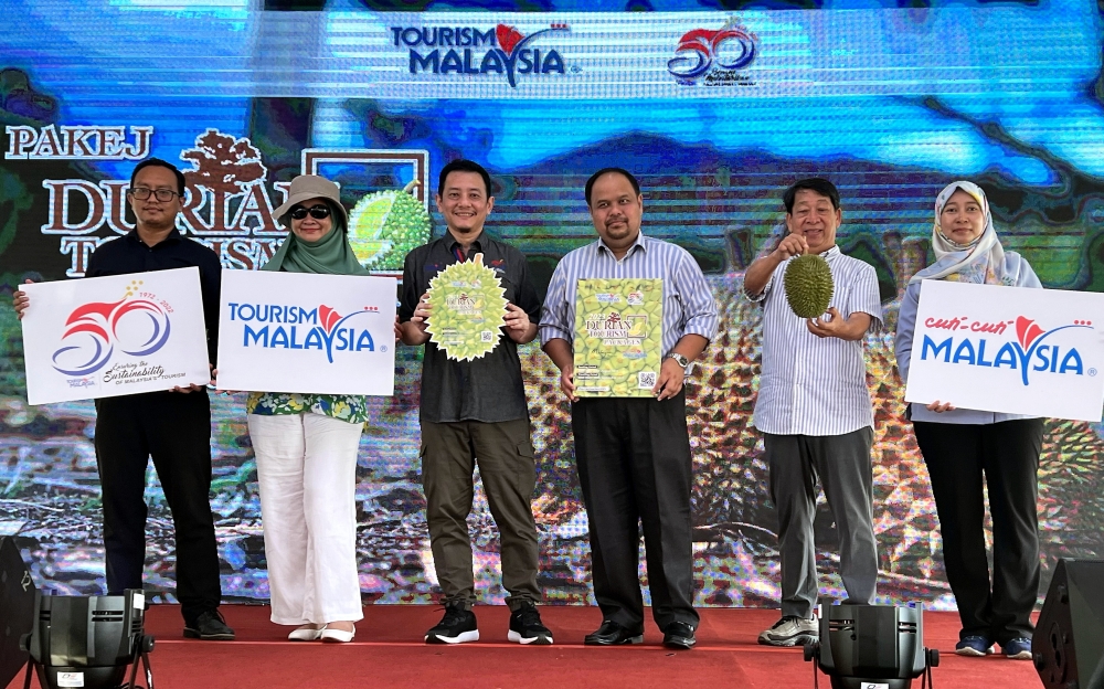 Tourism Malaysia’s Package Development director Shahrin Mokhtar (3rd left) attends the launch of the ‘Durian Tourism 2023’ packages at Happy Fruit Tangkak May 30, 2023. — Bernama pic