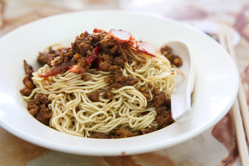 The ‘kolo mee’ is simple fare with bouncy egg noodles topped with minced meat and ‘char siu’ slices.