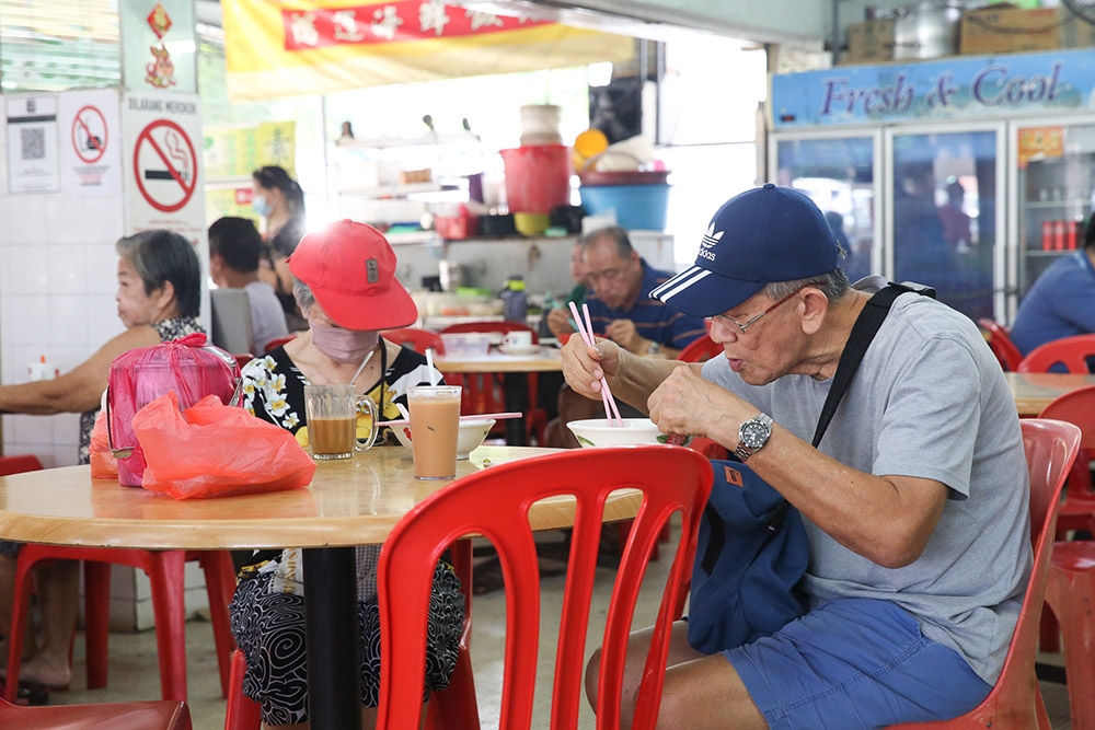 The diners here are older folks who have been eating here for many years. Some have even grown up eating the food served here.