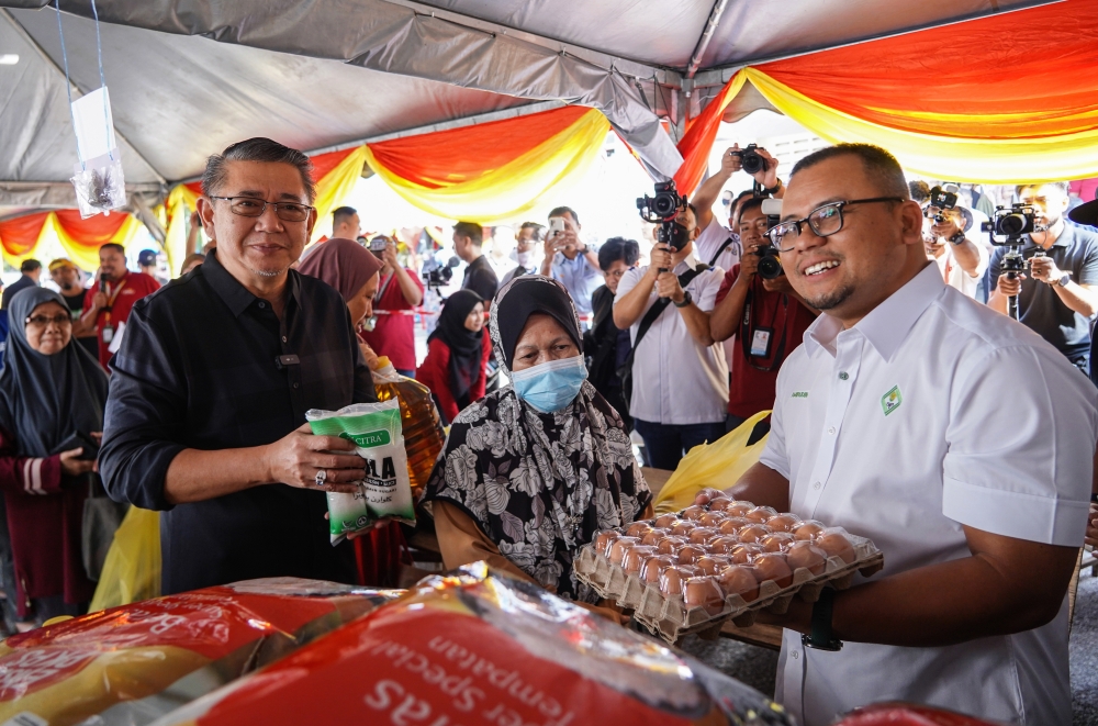 Domestic Trade and Cost of Living Minister Datuk Seri Salahuddin Ayub and Selangor Menteri Besar Datuk Seri Amirudin Shari at the Ehsan Rahmah Mega Sale (JER) programme in Kuala Lumpur May 31, 2023. — Bernama pic