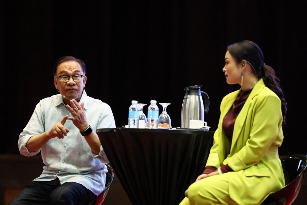 Prime Minister Datuk Seri Anwar Ibrahim today announced several additional allocations for infrastructure projects in Papar, including the Pengalat-Papar Bypass project costing RM538 million. — Bernama pic