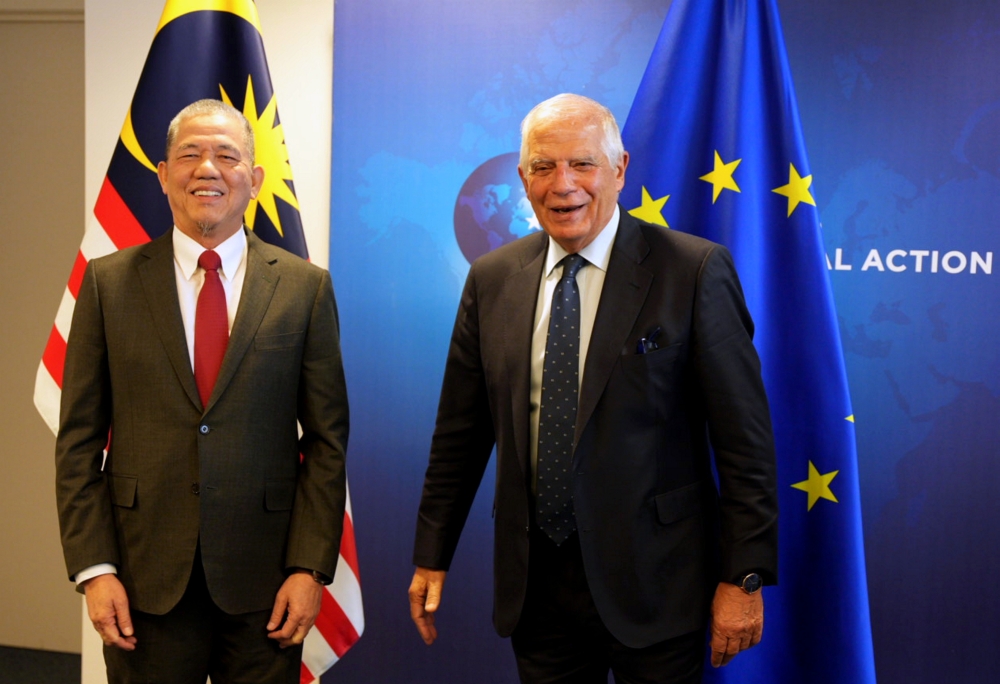 Indonesia and Malaysia will delay trade talks with the European Union (EU) while they seek fairer treatment for small palm oil producers. — Bernama pic