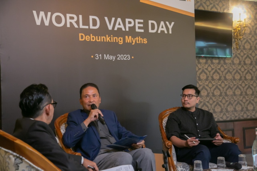 Advanced Centre for Addiction Treatment Advocacy (ACATA) president Dr Arifin Fii and Malaysian Vapers Alliance (MVA) president Khairil Azizi Khairudin (right) share their opinions at the roundtable session hosted by MVA in Bungalow 37 in Bangsar, Kuala Lumpur yesterday.
