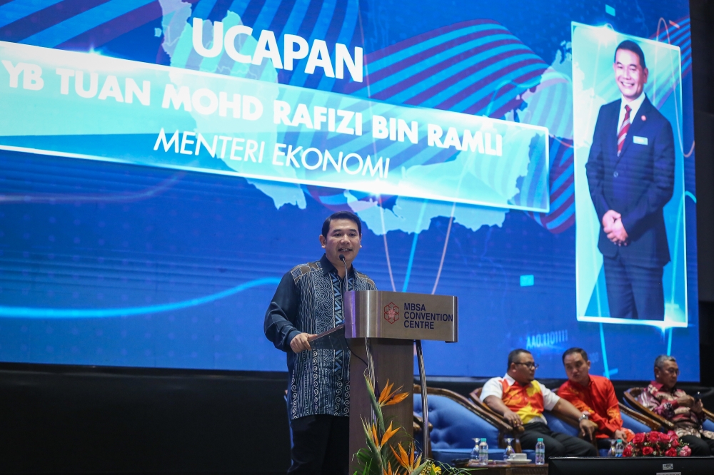 Economic Minister Rafizi Ramli speaks during the Mid-Term Review Session of the 12th Malaysia Plan and town hall session with the Selangor government at MBSA Convention Centre in Shah Alam June 1, 2023. — Picture by Yusof Mat Isa