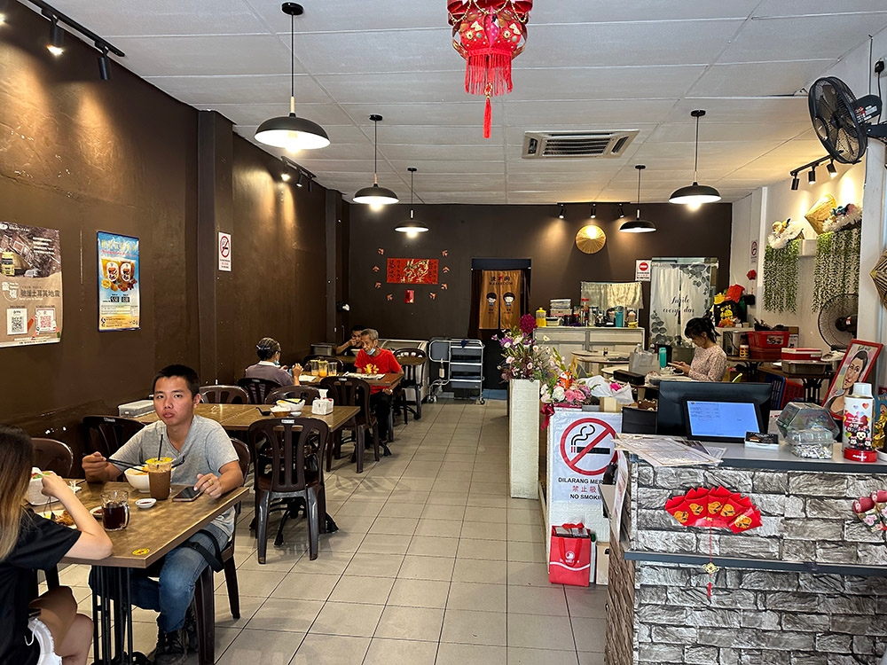 The place is open throughout the day so getting your curry mee fix is an easy one anytime.