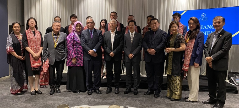 Ting (front row, sixth left) in a group photo with Hii (front row, fifth right), Raden (front row, fifth left), Ting (front row, right), Law (front row, third right) and the entrepreneurs from China. ― Borneo Post pic