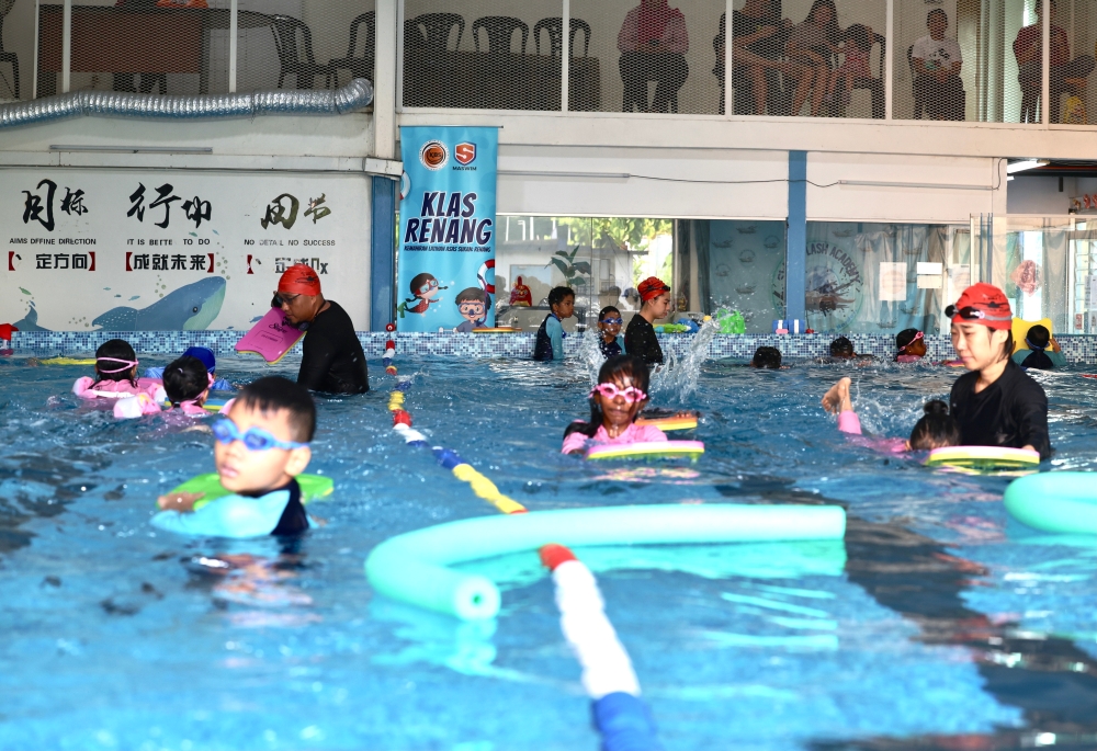 The Youth and Sports Ministry (KBS) is working on a second round of free swimming lessons to children in the B40 low-income bracket after the warm reception to its first programme last month. Bernama pic