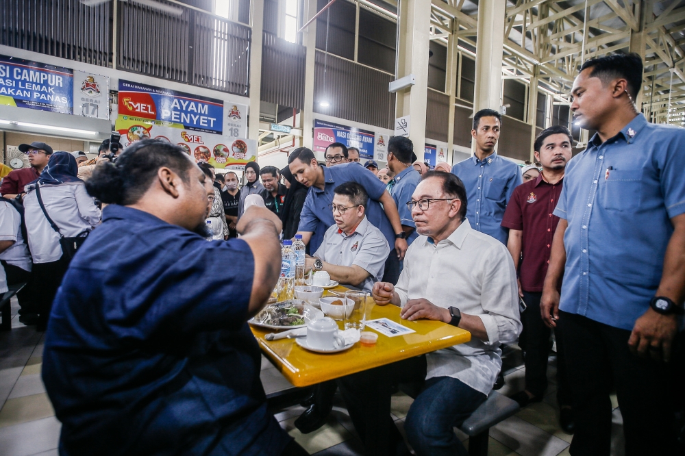 Prime Minister Datuk Seri Anwar Ibrahim today called on all state governments to formulate clear policies and plans to facilitate efforts to upgrade and beautify food courts and stalls in the country. — Picture by Hari Anggara