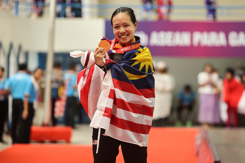 National woman para swimmer Carmen Lim bagged a  gold in the 100m breaststroke SB8 (physical impairment) category by clocking 1:41.32s to erase the old Games mark of 1:42.58s set by Myanmar’s Thin Thin Khaine at the 2015 edition in Singapore. — Bernama pic 