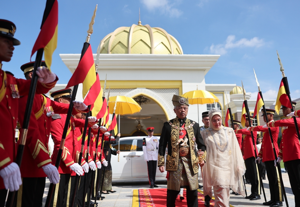 Yang di-Pertuan Agong Al-Sultan Abdullah Ri’ayatuddin Al-Mustafa Billah Shah and Raja Permaisuri Agong Tunku Azizah Aminah Maimunah Iskandariah arrive at the Istana Negara in Kuala Lumpur June 5, 2023. — Bernama pic