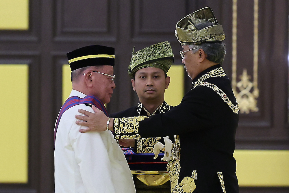 Yang di-Pertuan Agong Al-Sultan Abdullah Ri’ayatuddin Al-Mustafa Billah Shah conferring veteran DAP leader Lim Kit Siang the Darjah Kebesaran Panglima Setia Mahkota which carries the title “Tan Sri”. — Bernama pic