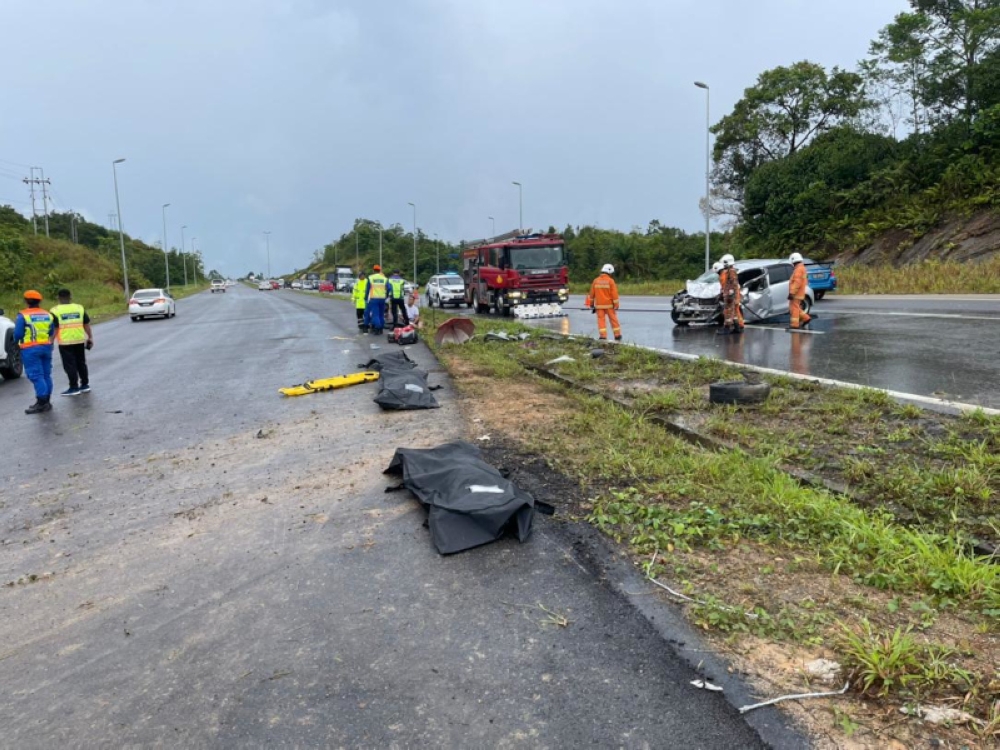 Fire and Rescue Department personnel and other rescuers at the scene of the deadly crash about 15 kilometres from Selangau fire station, June 5, 2023. — Borneo Post pic 