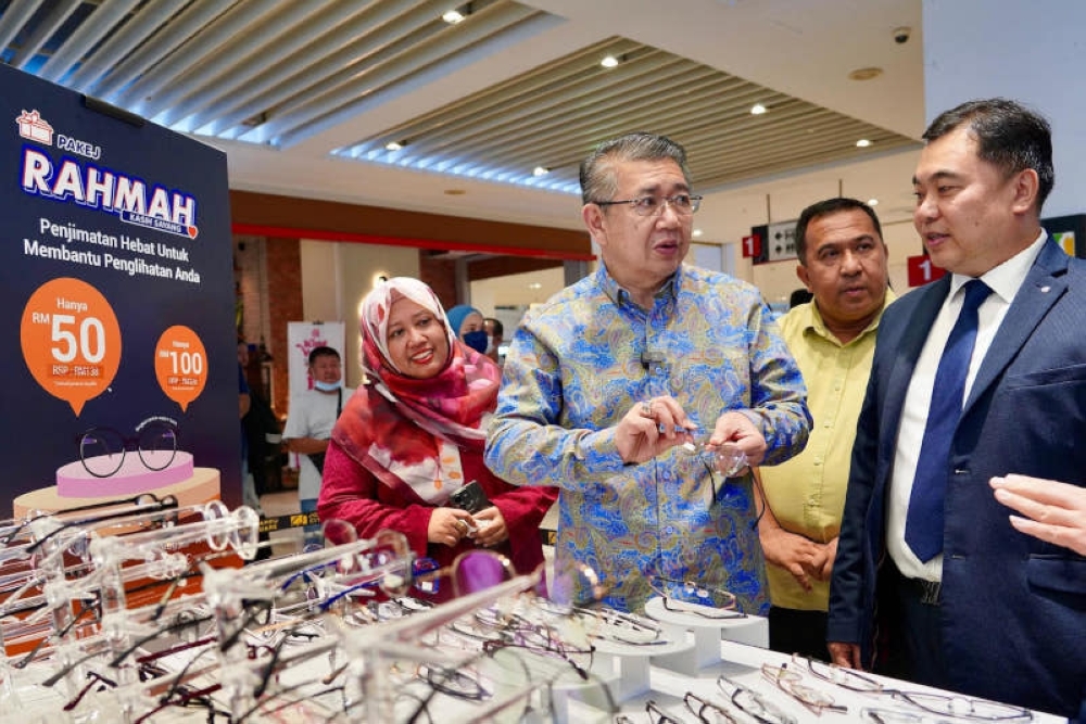 Domestic Trade and Cost of Living Minister Datuk Seri Salahuddin Ayub looks at eyewear under the Rahmah Eyeglass Package in Kuala Lumpur, June 5, 2023. — Picture from Facebook/Salahuddin Ayub