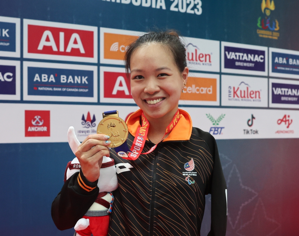 Malaysian swimmer Carmen Lim poses with her gold medal at the Asean Para Games 2023 in Phnom Penh June 5, 2023. — Bernama pic