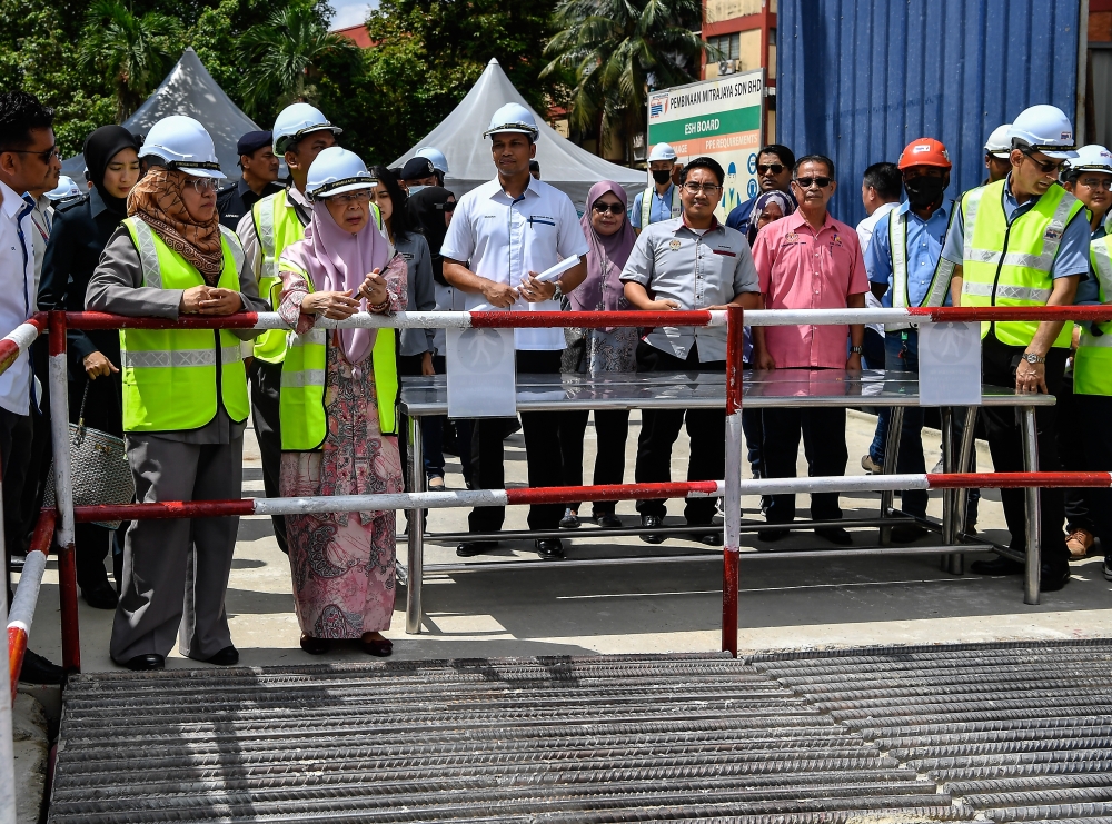 Bandar Tun Razak Member of Parliament Datuk Seri Dr Wan Azizah Wan Ismail visits the site and monitors the progress of the project in Cheras, June 6, 2023. — Bernama pic 