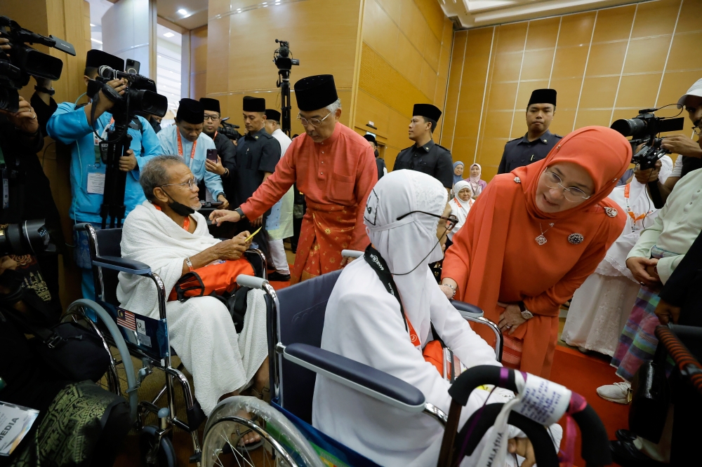 The Yang di-Pertuan Agong Al-Sultan Abdullah Ri’ayatuddin Al-Mustafa Billah Shah and Raja Permaisuri Agong Tunku Azizah Aminah Maimunah Iskandariah with Haj pilgrims at the TH Haji Complex, June 6, 2023. — Bernama pic 