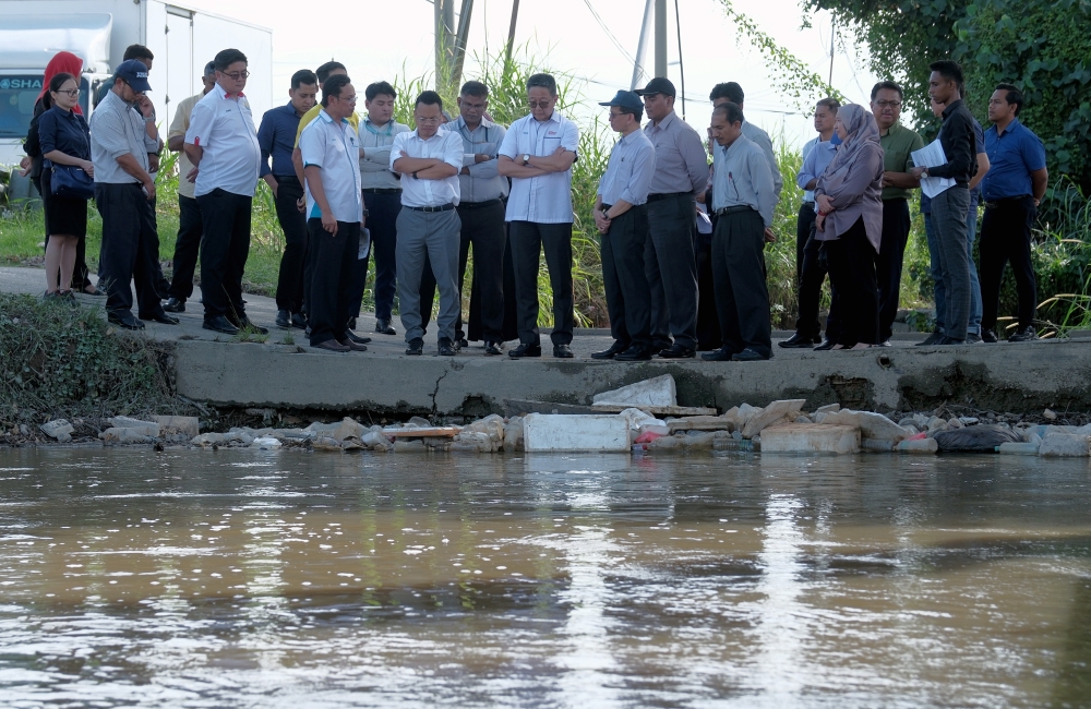 Natural Resources, Environment and Climate Change Minister Nik Nazmi Nik Ahmad visits the flood-hit area around Bandar Bukit Raja in Klang, June 6, 2023. — Bernama pic 