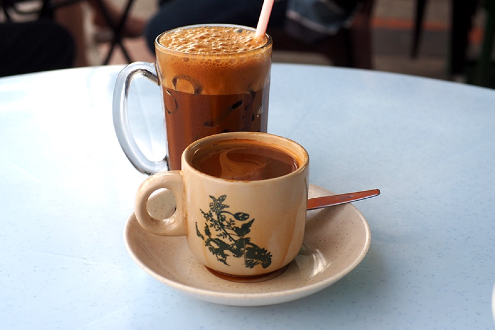 What completes your experience at Chan Hainan Kopitiam is their fragrant Hainan ‘cham’ drinks, whether hot or cold