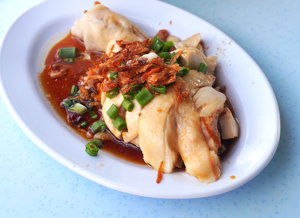 The poached chicken at Chan Hainan Kopitiam is smooth and delicious with soy sauce and fried shallots