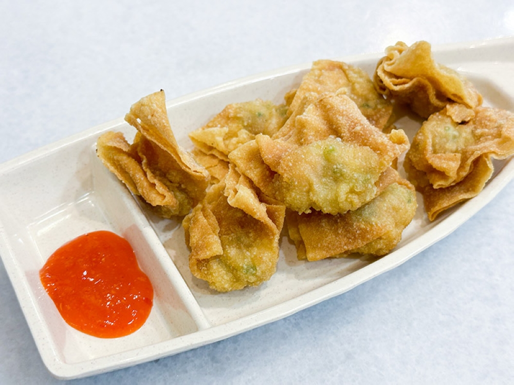 Make sure you order the tiny deep fried ‘wantans’ filled with prawn paste that are simply irresistible