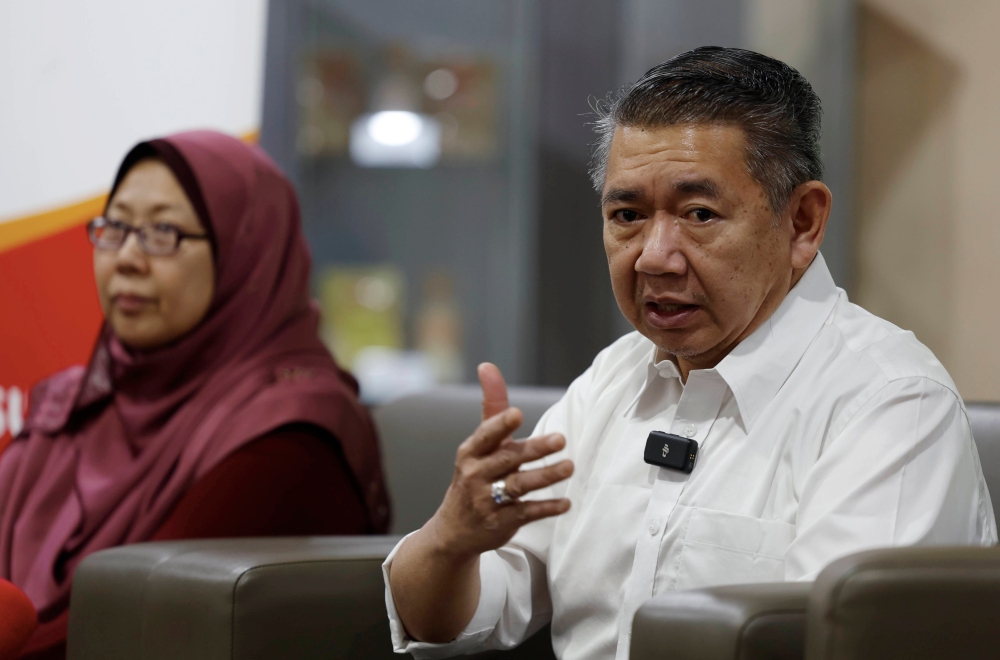 Domestic Trade and Cost of Living Minister Datuk Seri Salahuddin Ayub speaks at a media conference after carrying out a visit to monitor supply at Central Sugars Refinery Sdn Bhd (CSR) in Shah Alam, June 7, 2023. — Bernama pic 