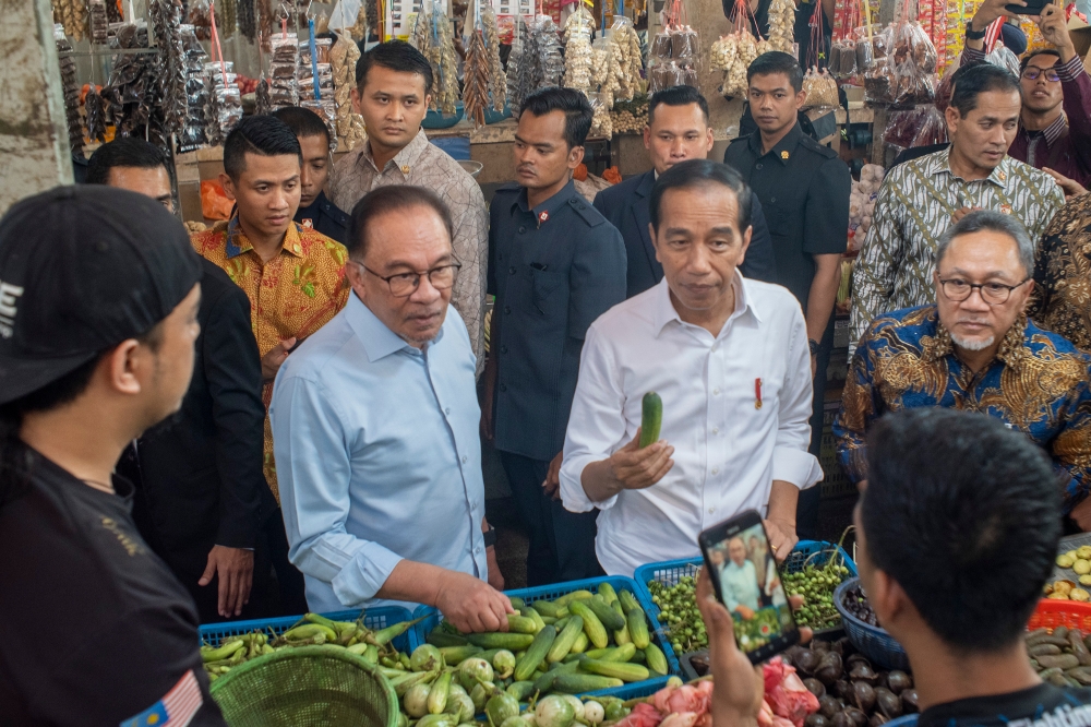 Indonesian President Jokowi and Prime Minister Datuk Seri Anwar Ibrahim visit the Chow Kit market in Kuala Lumpur June 8, 2023. ― Picture by Shafwan Zaidon