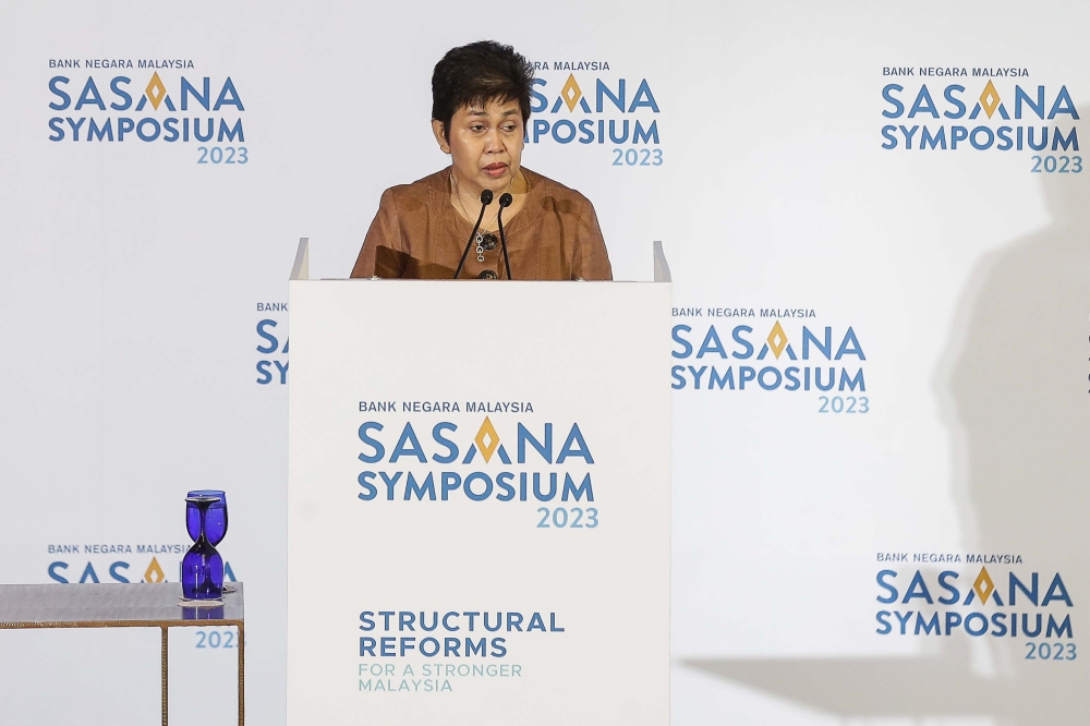 Bank Negara Malaysia Governor Tan Sri Nor Shamsiah Mohd Yunus delivers her opening remarks at the 2023 Sasana Symposium here at Sasana Kijang. — Picture by Sayuti Zainudin