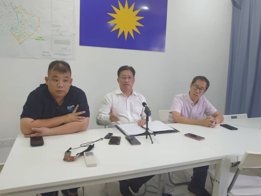 Johor Baru MCA division chief hopeful Ang Boon Heng (centre) addresses a press conference in Taman Sentosa, Johor Baru June 8, 2023. — Picture by Ben Tan